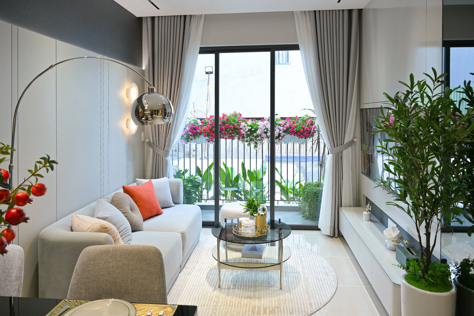 Không gian sống thoáng đãng, đầy đủ công năng, đón sáng tự nhiên qua hệ cửa sổ lớn, ban công và lô gia riêng biệt