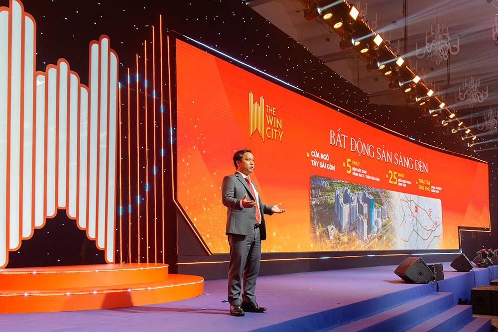 Ông Nguyễn Thanh Quyền - Thành viên HĐQT - Tổng Giám đốc Thắng Lợi Group chia sẻ giải pháp nhà ở “Căn hộ cao cấp, Giá Quốc dân” của The Win City tại sự kiện.